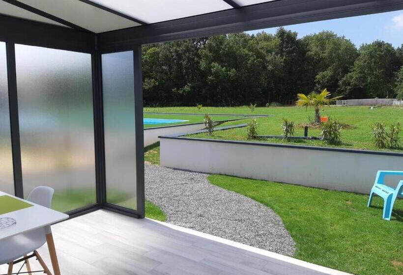 带泳池的标准三人间, Alolival