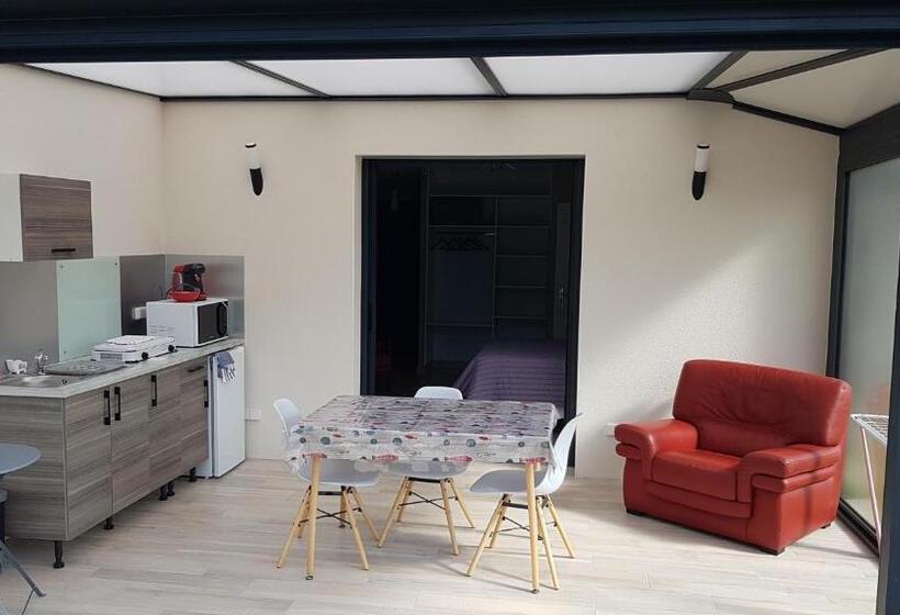 带泳池的标准三人间, Alolival