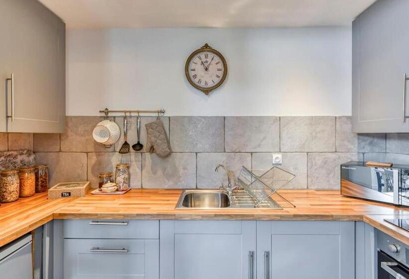 غرفة قياسية, La Calade