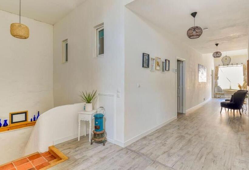 غرفة قياسية, La Calade