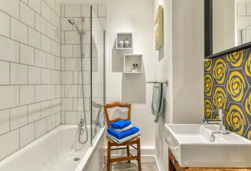 غرفة قياسية, La Calade