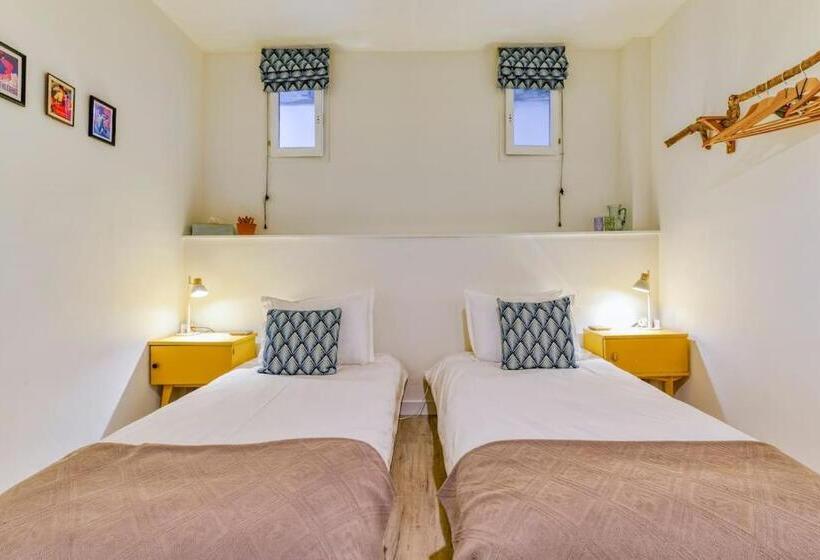 غرفة قياسية, La Calade