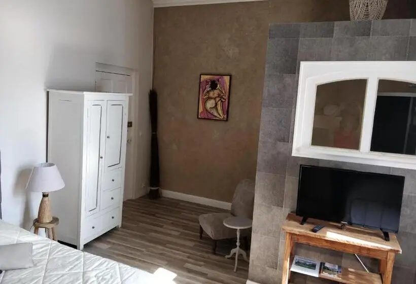 庭の見えるスタンダードトリプルルーム, Manoir Le Mingreaud Chambres D Hôtes