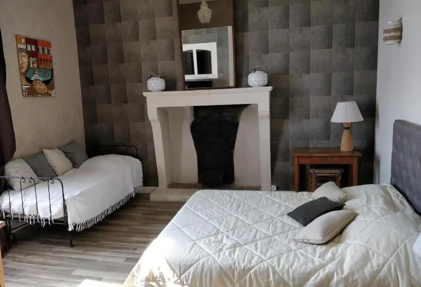 庭の見えるスタンダードトリプルルーム, Manoir Le Mingreaud Chambres D Hôtes