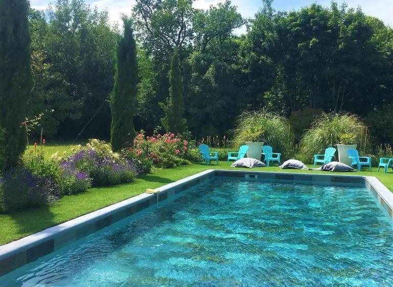 庭の見えるスタンダードトリプルルーム, Manoir Le Mingreaud Chambres D Hôtes