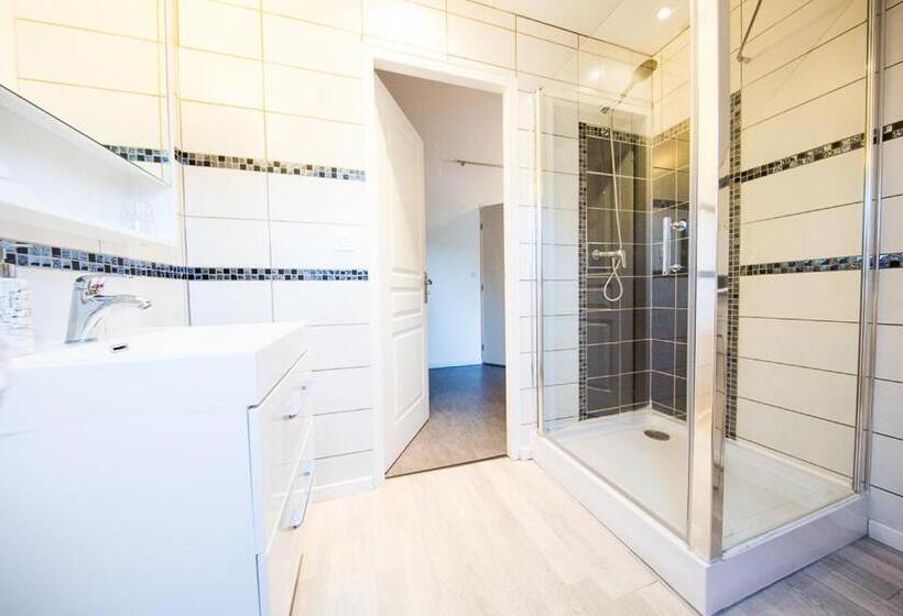 חדר משפחתי, A 2 Pas D Azay