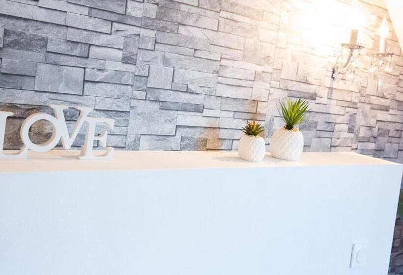 חדר משפחתי, A 2 Pas D Azay