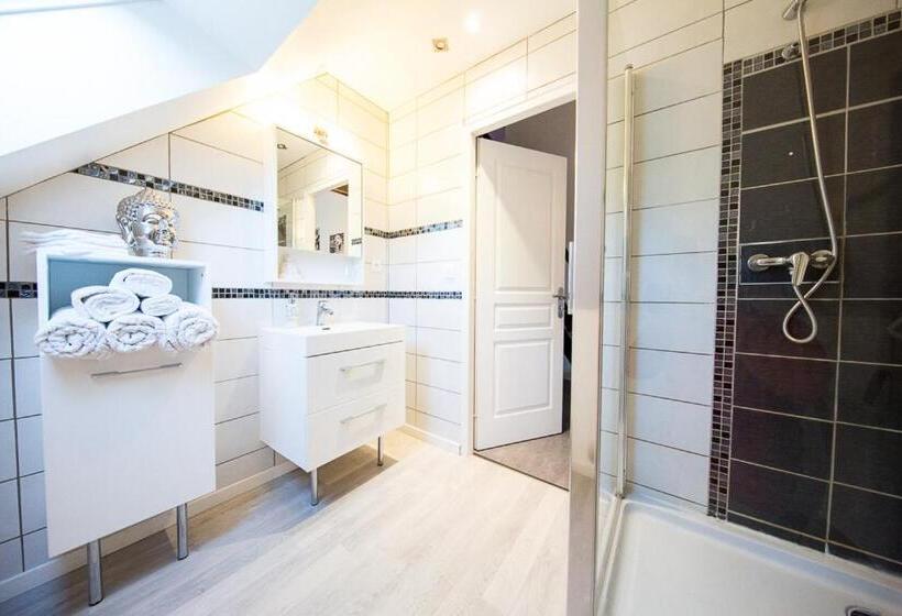 חדר משפחתי, A 2 Pas D Azay