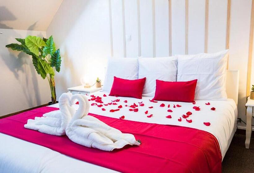 חדר סופריור לארבעה, A 2 Pas D Azay