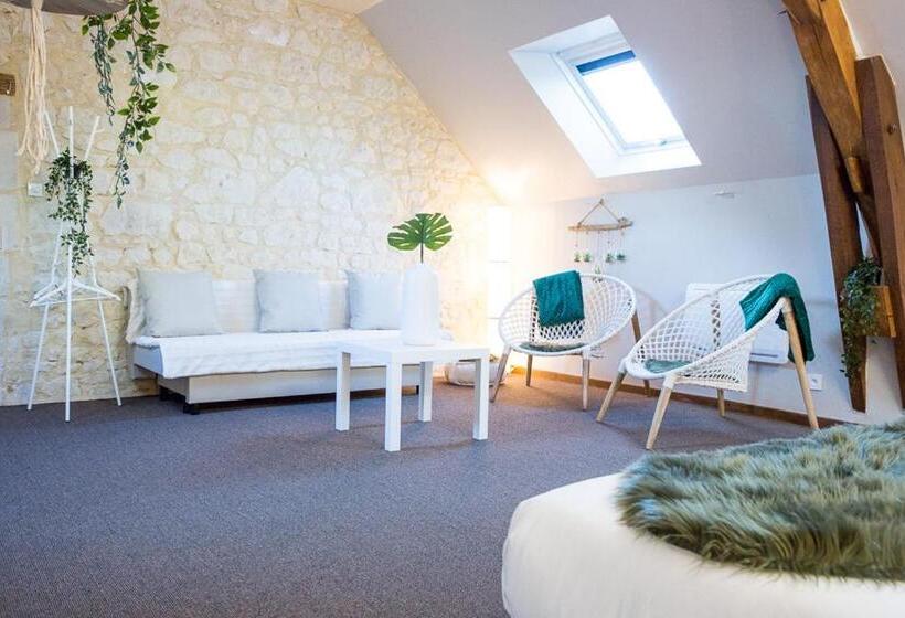 חדר סופריור לארבעה, A 2 Pas D Azay