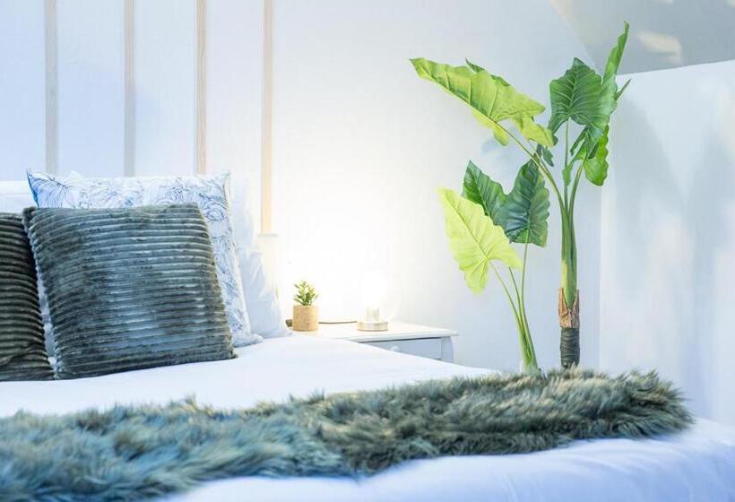 חדר סופריור לארבעה, A 2 Pas D Azay