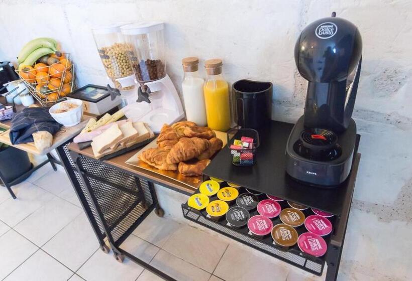 חדר משפחתי, A 2 Pas D Azay