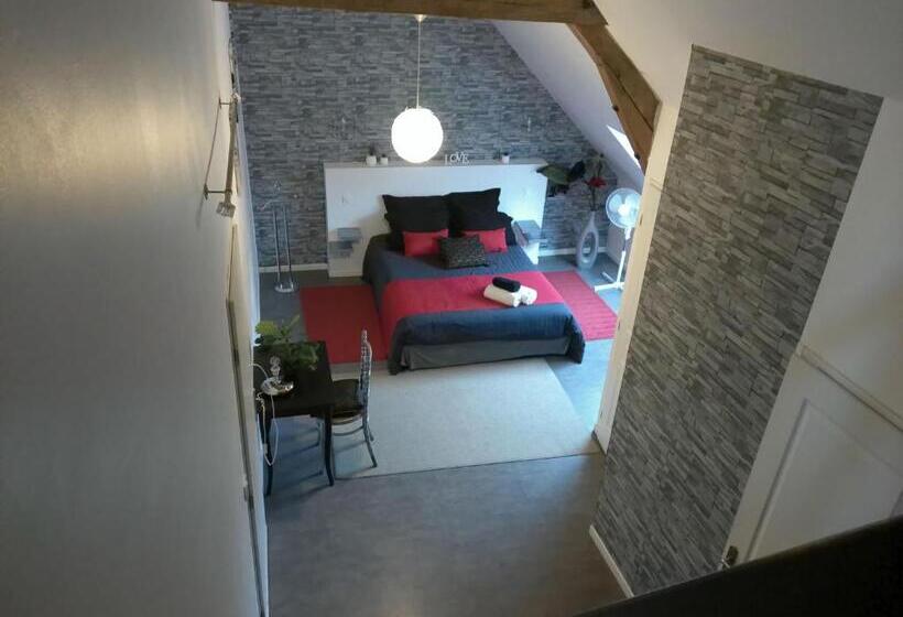 חדר משפחתי, A 2 Pas D Azay