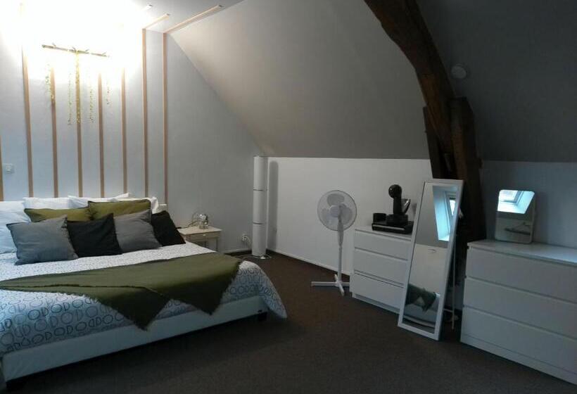 חדר סופריור לארבעה, A 2 Pas D Azay