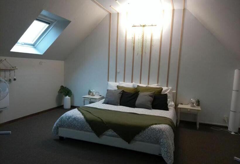 חדר סופריור לארבעה, A 2 Pas D Azay