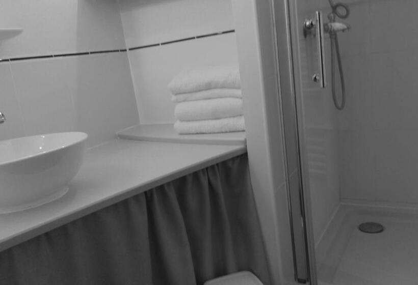 חדר סופריור לארבעה, A 2 Pas D Azay