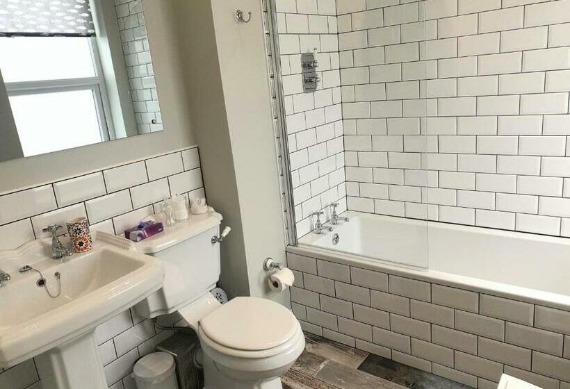 اتاق لوکس, Lyndene