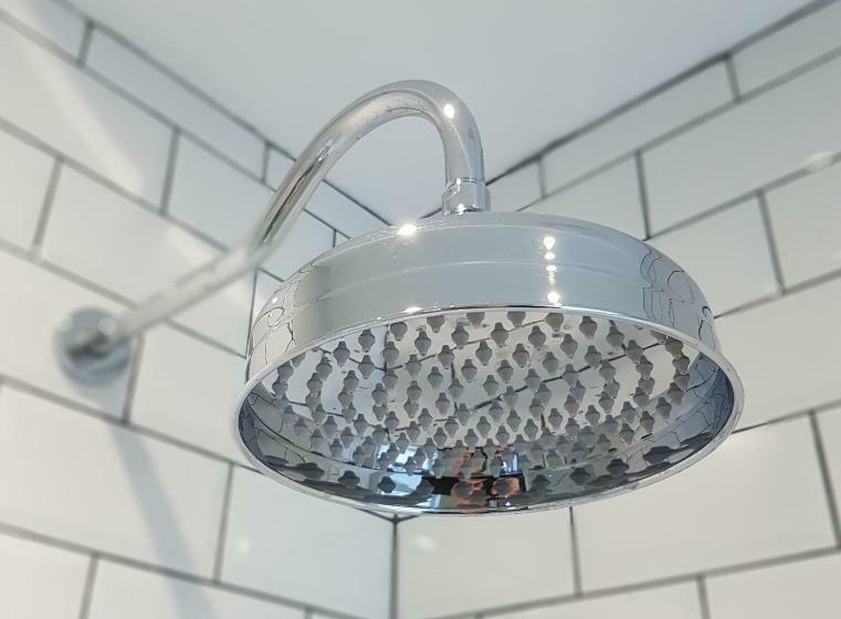 اتاق لوکس, Lyndene