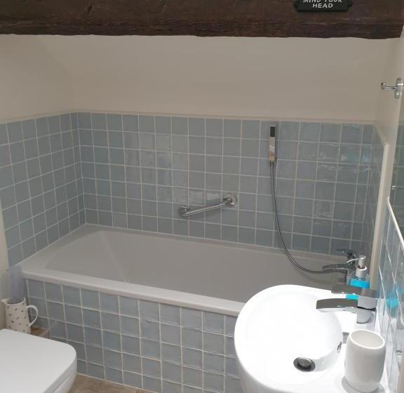 اتاق لوکس با تخت بزرگ, Lyndene