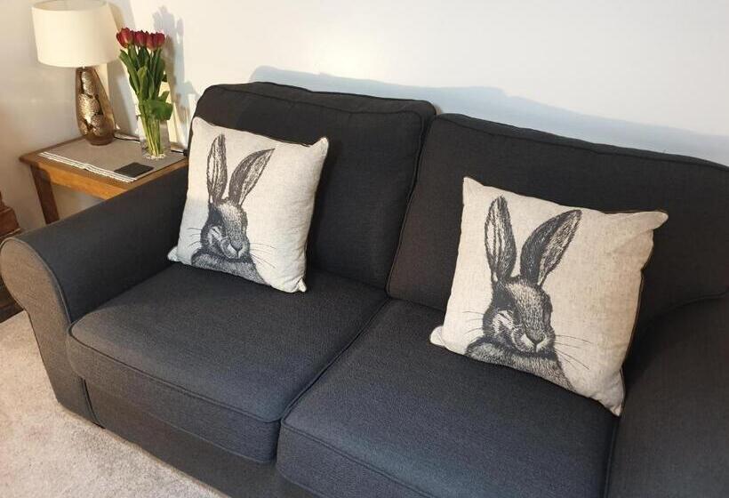 اتاق لوکس با تخت بزرگ, Lyndene