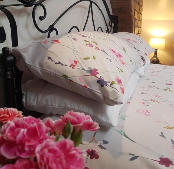 اتاق لوکس با تخت بزرگ, Lyndene