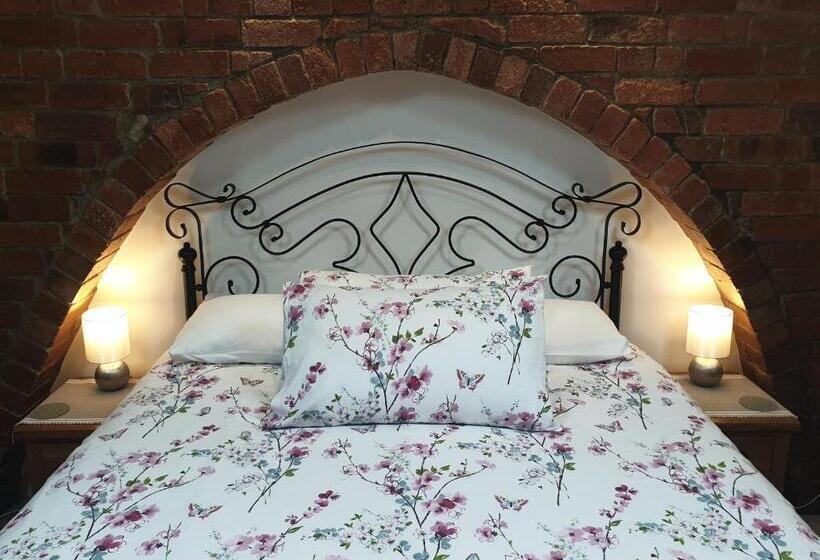 اتاق لوکس با تخت بزرگ, Lyndene