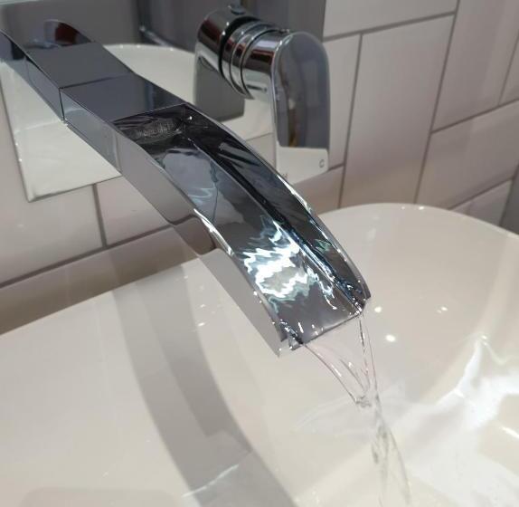 اتاق لوکس, Lyndene