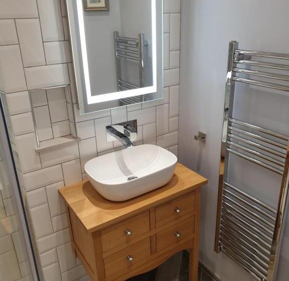 اتاق لوکس, Lyndene