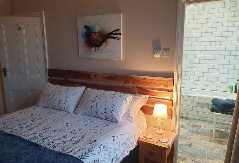 اتاق لوکس, Lyndene