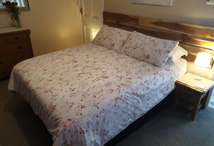 اتاق لوکس, Lyndene