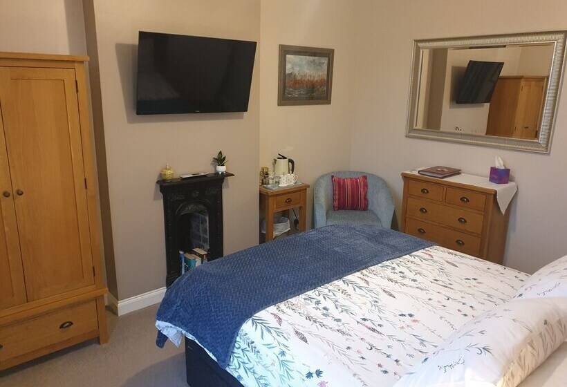 اتاق لوکس, Lyndene