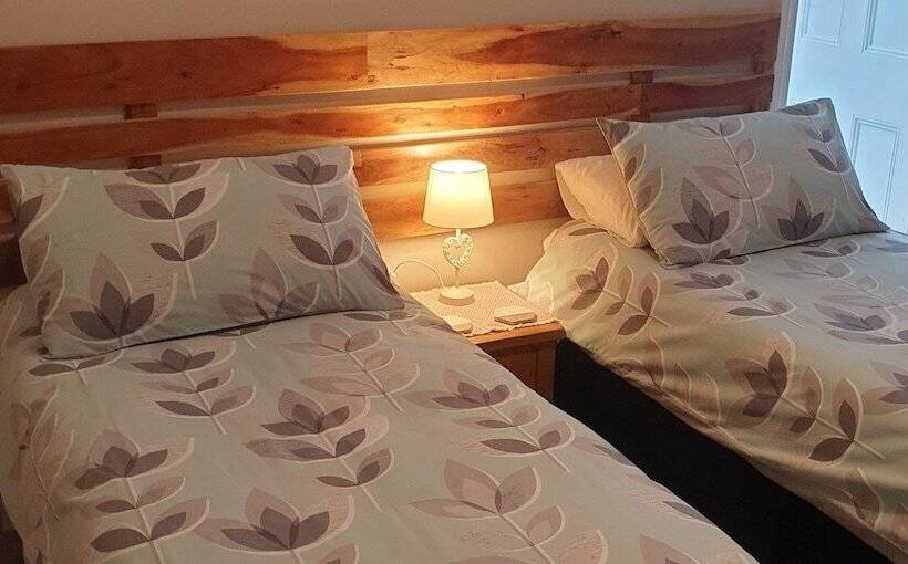 Номер Deluxe, Lyndene