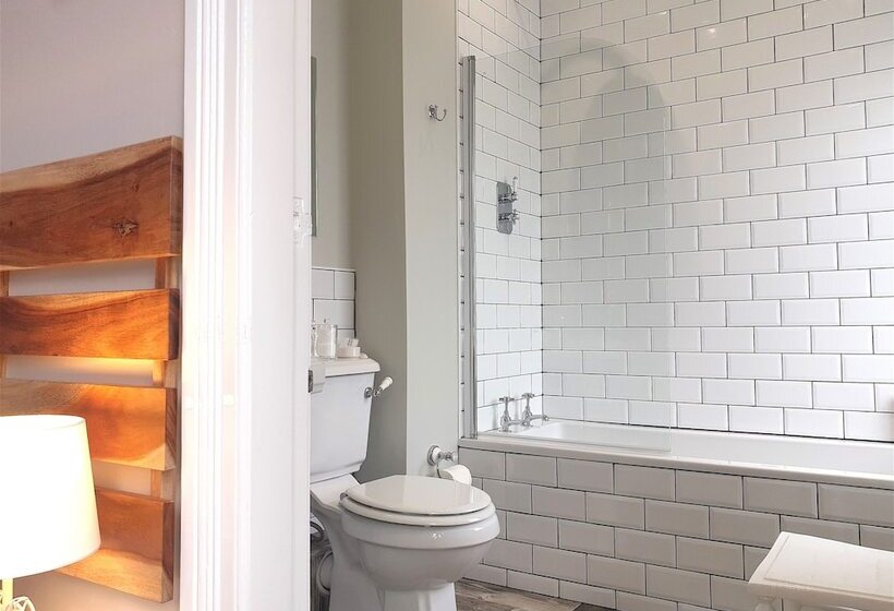 اتاق لوکس, Lyndene