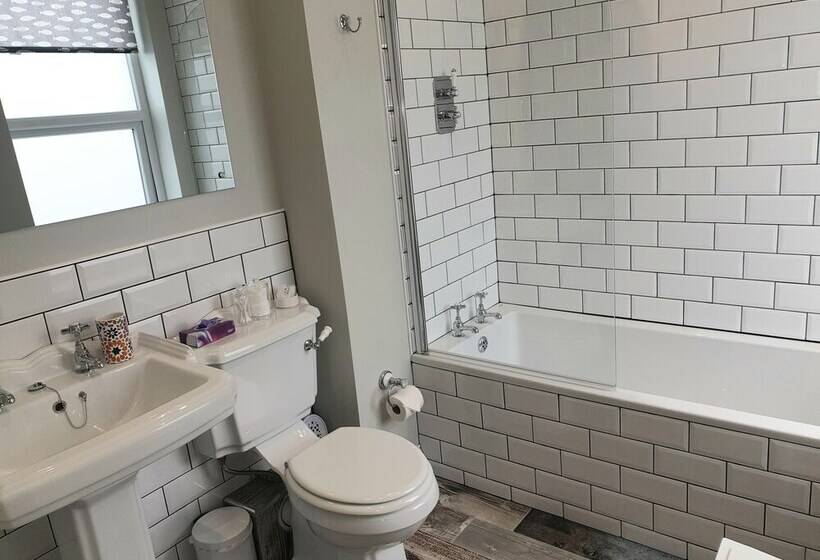 اتاق لوکس, Lyndene