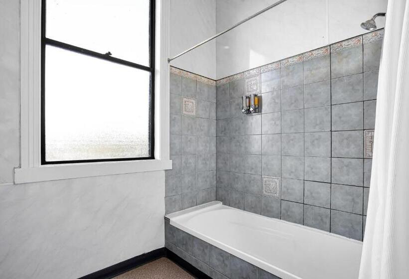 غرفة قياسية حمام مشترك, Bischoff