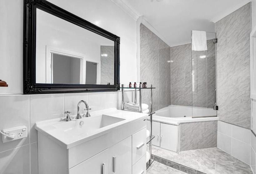 غرفة قياسية مزوَّدة بجاكوزي, Bischoff