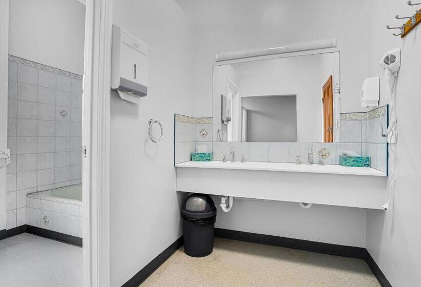 غرفة ديلوكس, Bischoff