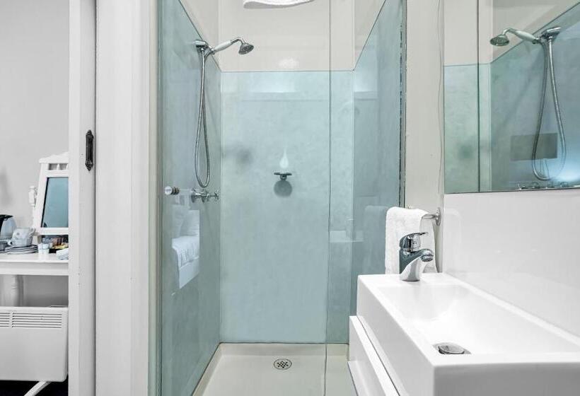 غرفة ديلوكس ثلاثية, Bischoff