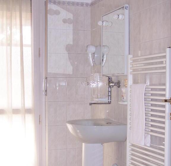 חדר סטנדרט לשלושה, Ristorante La Torretta