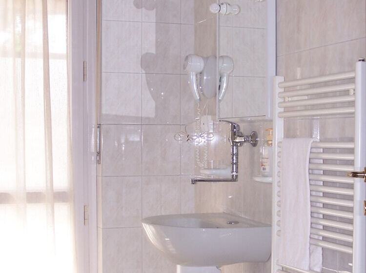 חדר סטנדרט לשלושה, Ristorante La Torretta