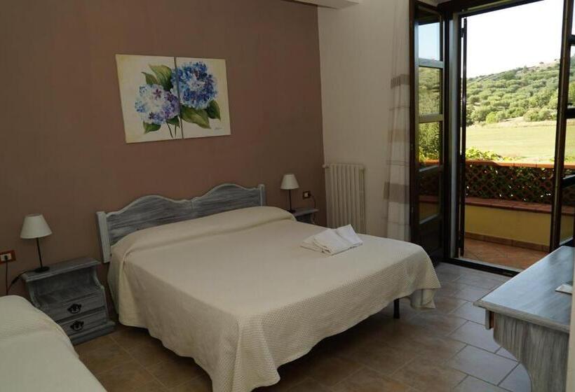 غرفة قياسية ثلاثية, Agriturismo La Petrosa