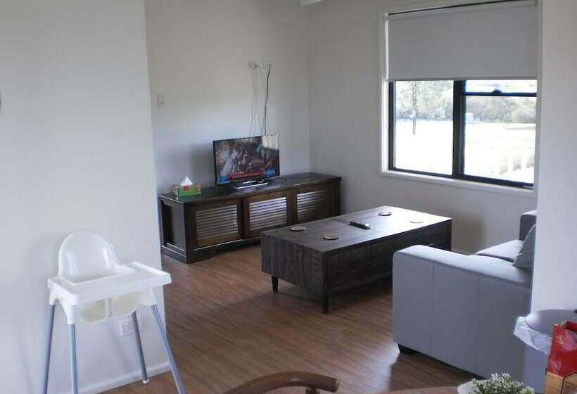 منزل غرفتين نوم, Riverdowns Cottage