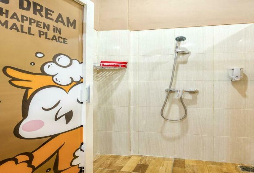 共用房间的床, Reddoorz Hostel Near Malang Train Station 3