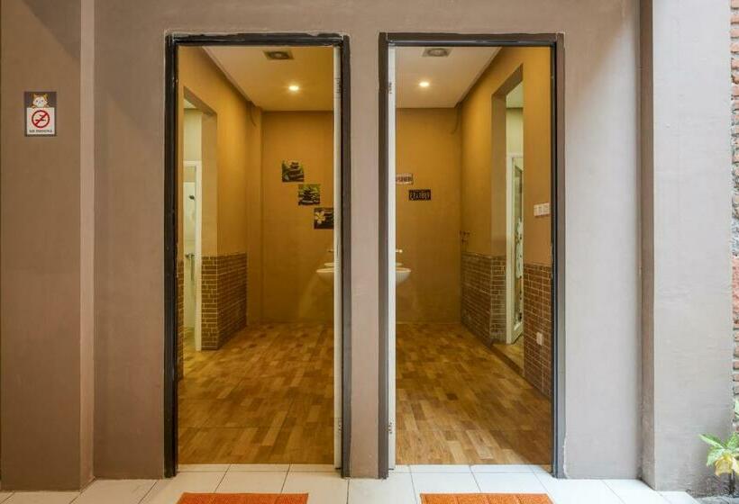 Кровать в Общей Комнате, Reddoorz Hostel Near Malang Train Station 3