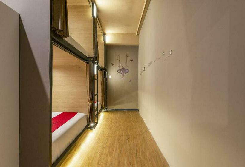 共用房间的床, Reddoorz Hostel Near Malang Train Station 3