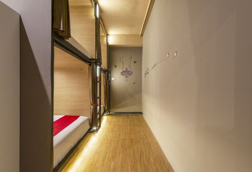 Кровать в Общей Комнате, Reddoorz Hostel Near Malang Train Station 3