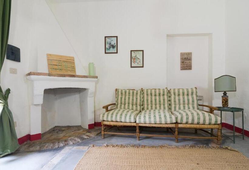 شقة غرفة واحدة, Castello Di Serragiumenta