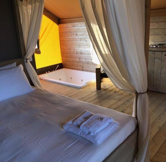 كوخ ديلوكس, Castello Di Serragiumenta