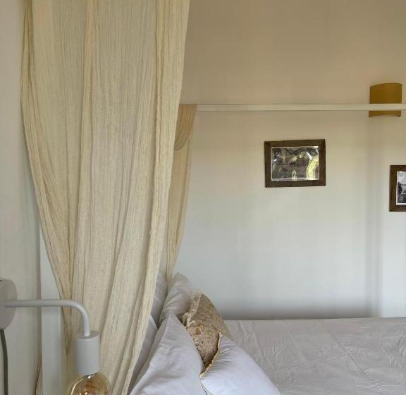 غرفة قياسية, Castello Di Serragiumenta