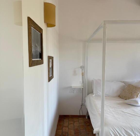 غرفة قياسية, Castello Di Serragiumenta